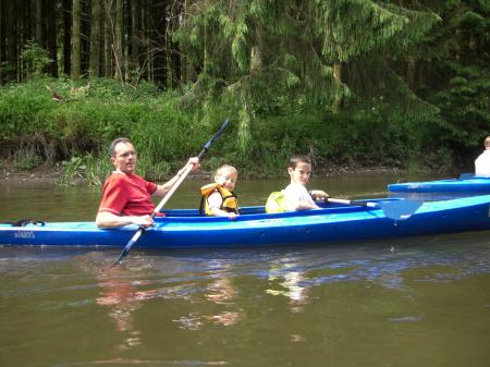 Trois hommes sur un kayak