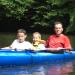 Trois hommes sur un kayak