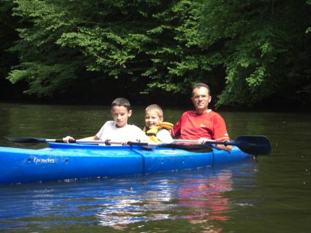 Trois hommes sur un kayak