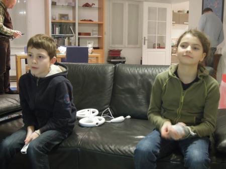 Thibaut joue à la Wii avec Jeanne