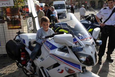 Thibaut sur une moto de police