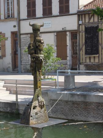 Sculptures sur le canal à Troyes