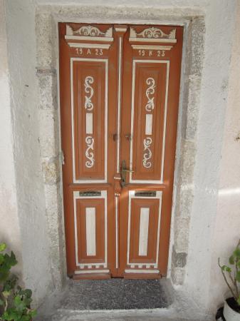 Porte d'une maison à Mandraki