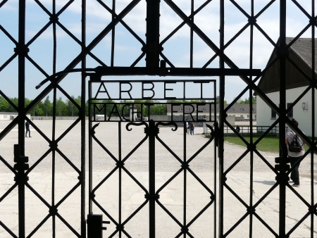 La porte d'entrée du camp  de Dachau et sa devise