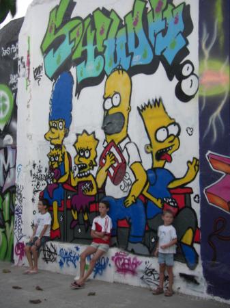 Les enfants devant le tag des Simpson