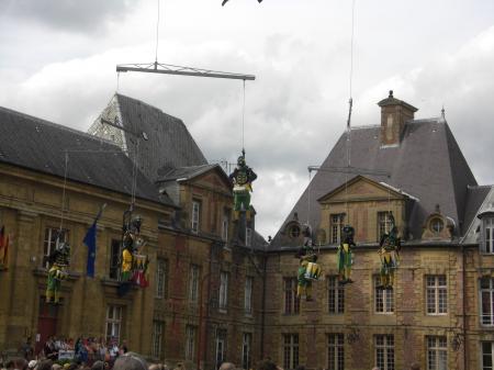 Tambours dans le ciel de la place ducale