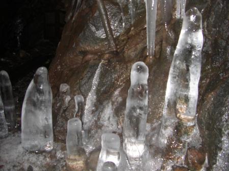 Stalagmite de glace dans la mine