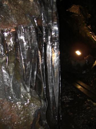 Stalagtite de glace dans la mine