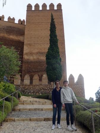 Devant l'Alcazaba d'Alméria