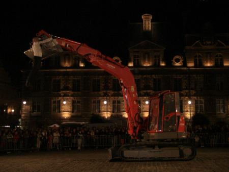 Pelleteuse et danseur