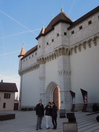 Devant le château d'Annecy avec nos amis