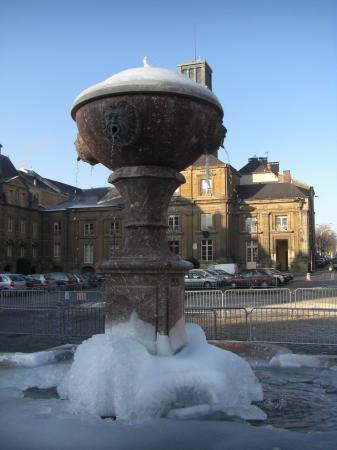 Fontaine de la place ducale gelée