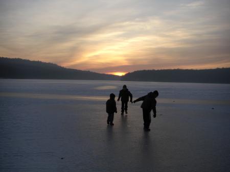 3 garçons sur le lac