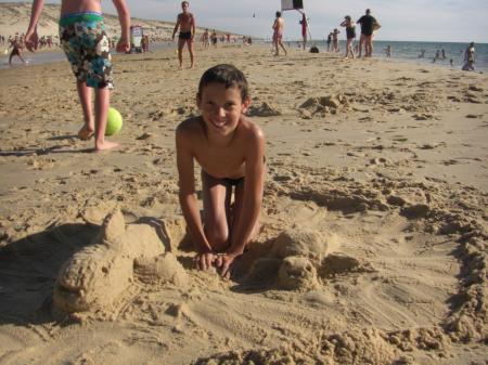 Benjamin, avec une autre sculpture