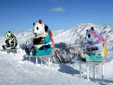 3 pandas exposés en haut de Courchevel