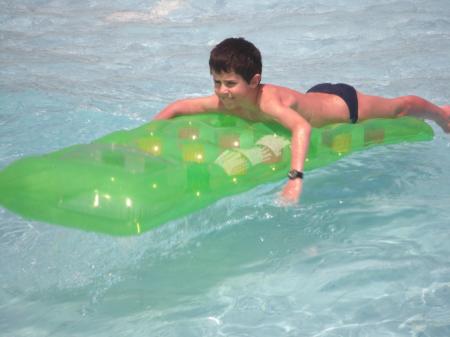 Vincent dans la piscine