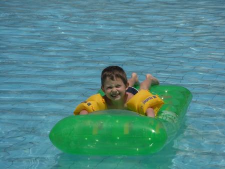 Thibaut dans la piscine à vagues