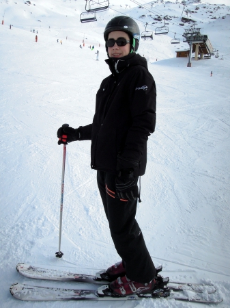 Vincent skiant avec son bras "cassé"