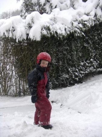 Thibaut en tenue de ski dans le jardin