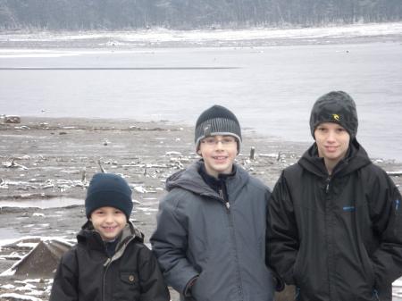 Les enfants devant le lac des Vieilles Forges vidé