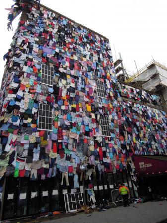 Immeuble couvert de vêtements à Brick Lane
