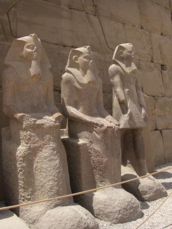 Statues du temple de Karnak
