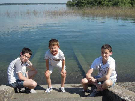 Ls enfants devant le lac