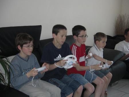 Nos 3 plus le voisin jouent à la WII