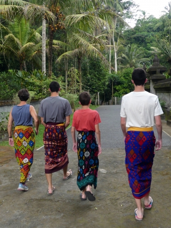 En sarong à Tirta Empul