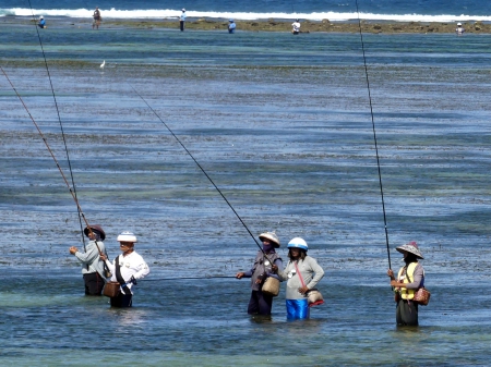 pêcheurs à pied à Sanur