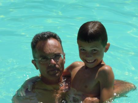 Papa dans la piscine avec Thibaut