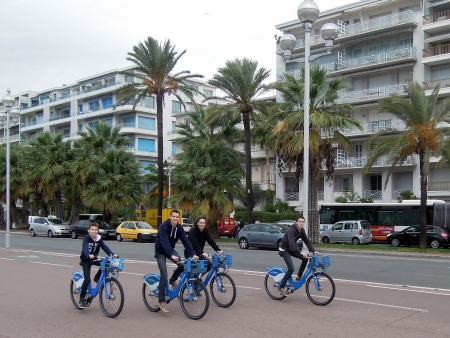 A vélo sur la Promenade des Anglais
