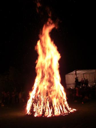 Le bûcher flambe