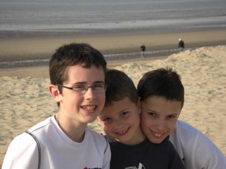 Les garçons sur la plage de la mer du Nord