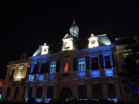 Hôtel de ville illuminé