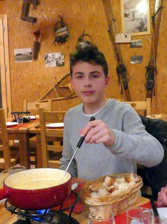 Thibaut dégustant une fondue