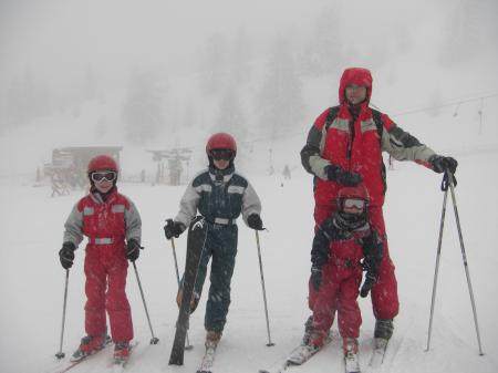 Les garçons, sous la neige