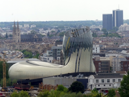 Cité du vin vue du parc de l'ermitage