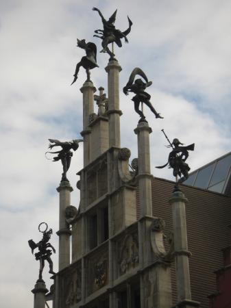 Au fronton d'un immeuble à Gand