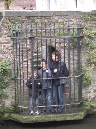 Prisonniers au bord d'un canal à Bruges