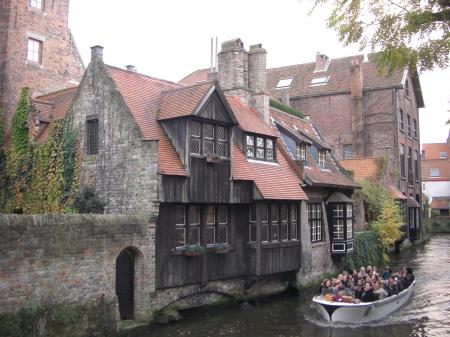 Bord d'un canal à Bruges